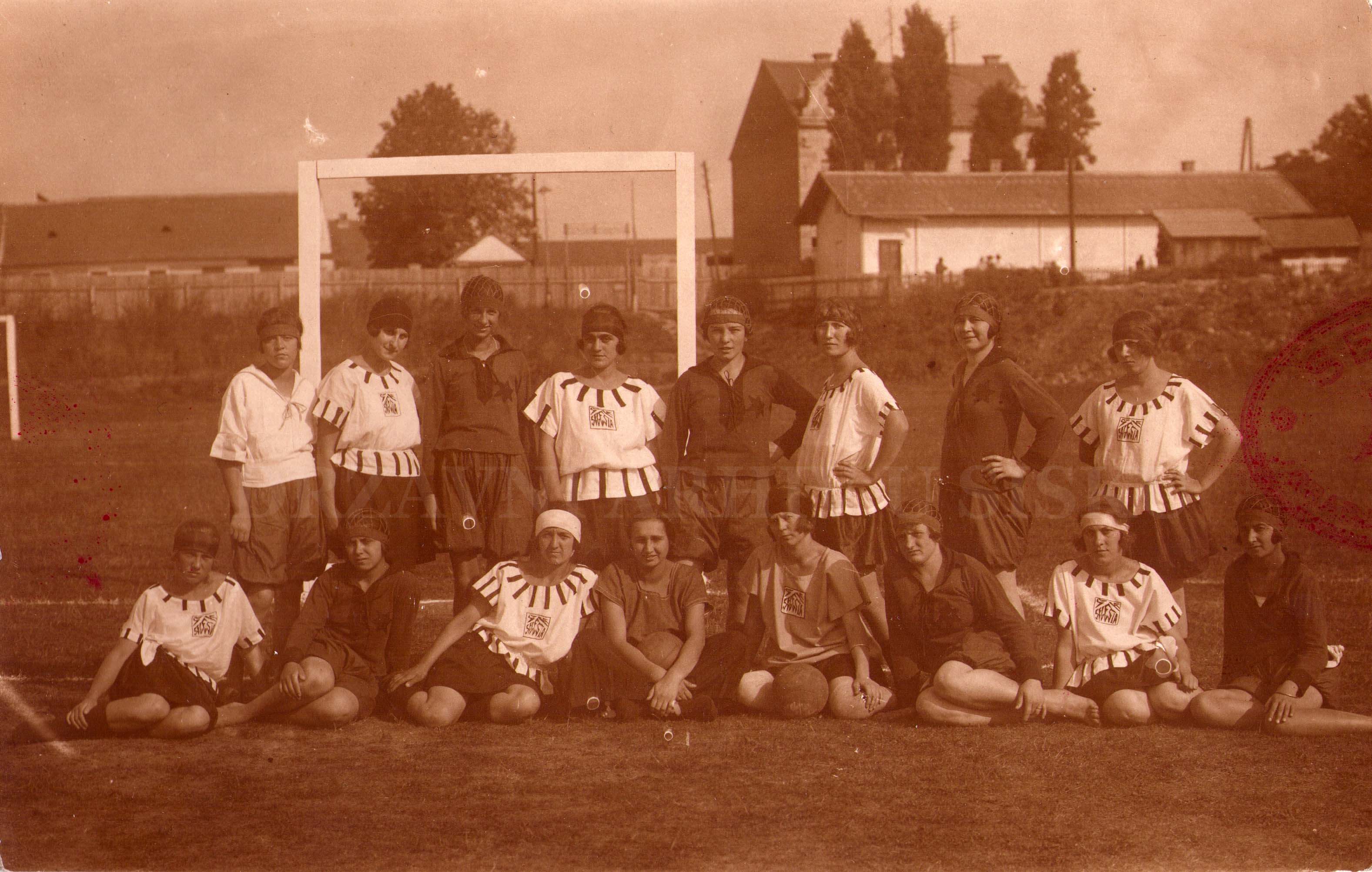 Ženske rukometne ekipe HAZEN-e Sisak i MAKABI-a Zagreb, na terenu u grabi kod današnjeg Novog mosta na Kupi u Sisku, 1920-ih